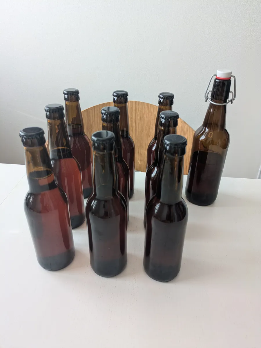 10 brown glass bottles, 9 33cl, 1 50cl, with mango and blackberries mead.