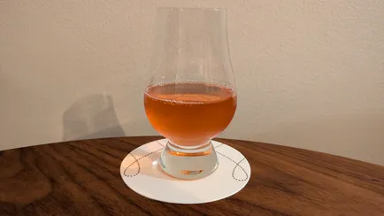 Mango blackberries mead in a Glencairn glas.