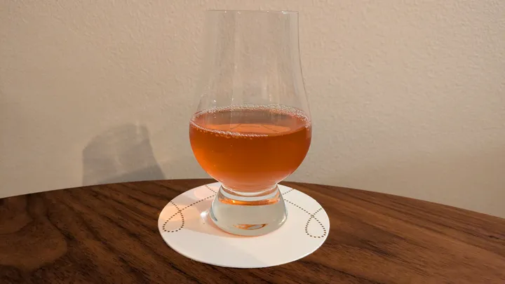 Mango blackberries mead in a Glencairn glas.