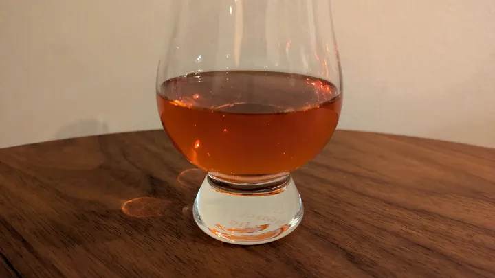 Cherry strawberry mead in a Glencairn glas.