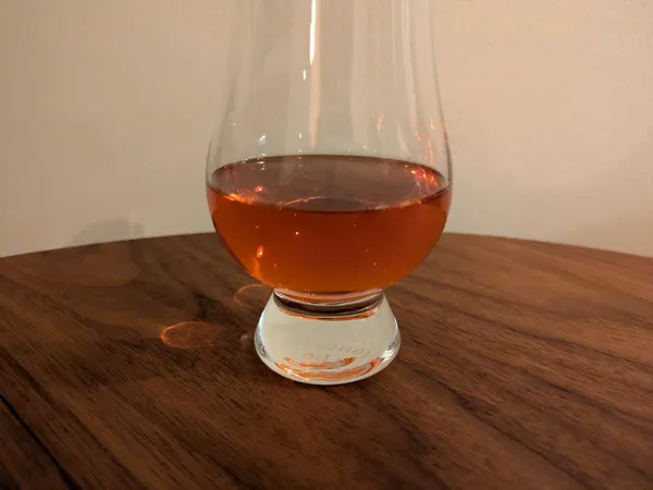 Cherry strawberry mead in a Glencairn glas.