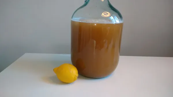 A lemon and a demijohn with mead.