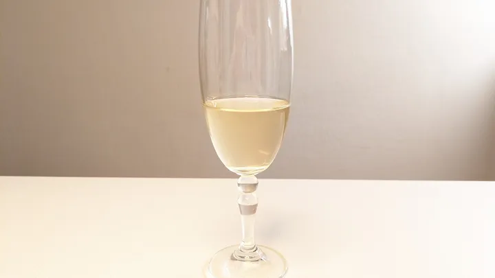 A champagne glass with dry mead