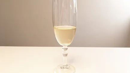 A champagne glass with dry mead