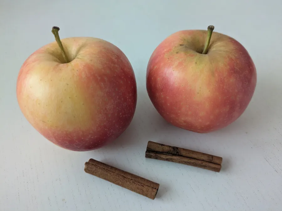 2 apples and 2 cinnamon sticks