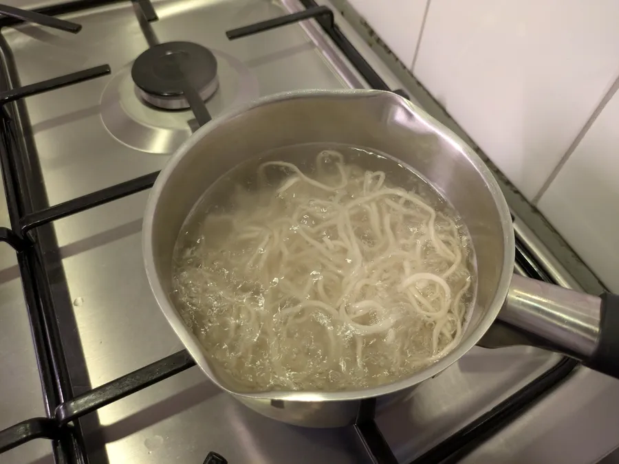 Boiling noodles