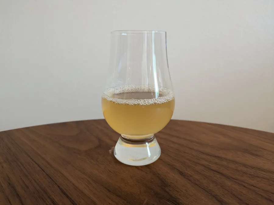 Tropical mead in a Glencairn glas.