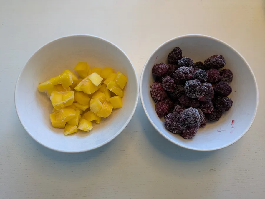 Mango and blackberries in two bowls.