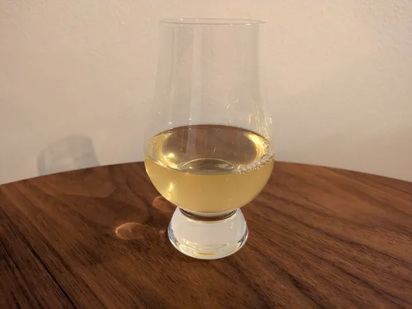 Vanilla Kilju mead in a Glencairn glas.